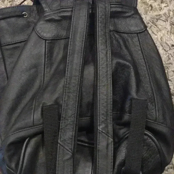 Black leather backpack 2 zippered‎ pockets outside 1 inside 100% leather medium - Picture 9 of 9